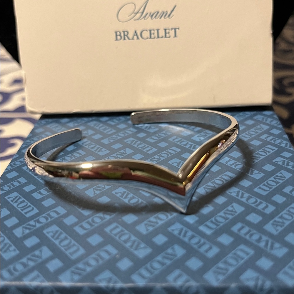 Avon “Avant” 70’s cuff bracelet size 6, new old stock - Picture 3 of 6